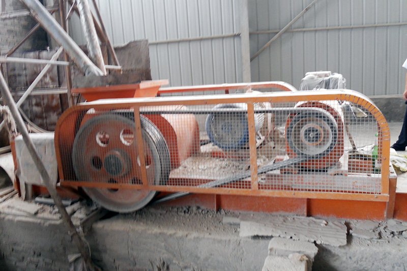 對(duì)輥破碎機(jī)粉碎石頭現(xiàn)場圖