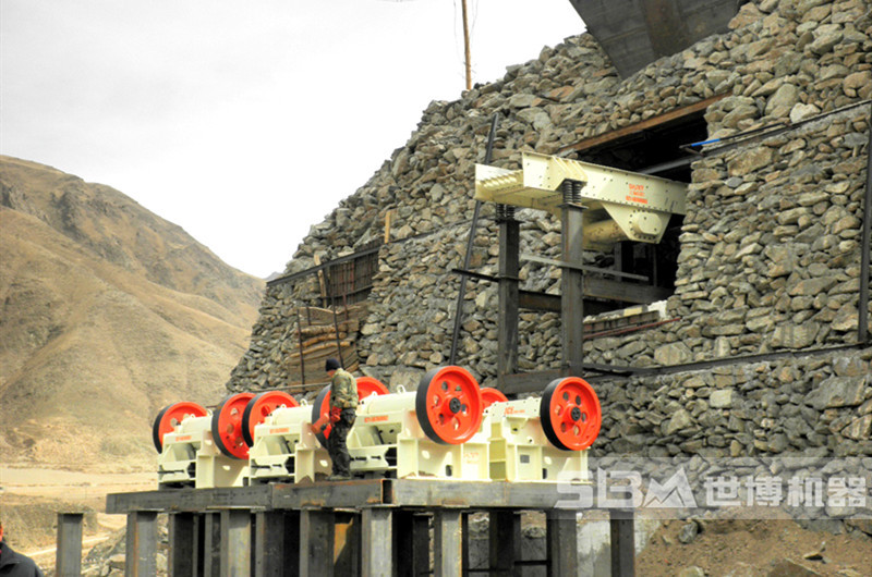 顎式破碎機現(xiàn)場圖