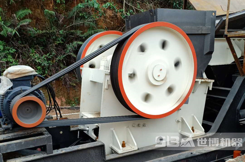 顎式破碎機(jī)現(xiàn)場啟動中