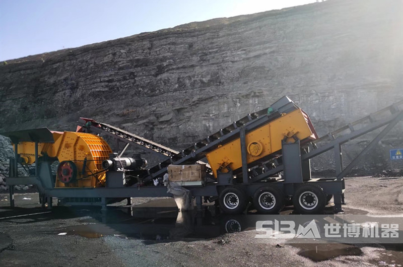 重錘式移動(dòng)破碎機(jī)，配置重錘破、給料機(jī)、振動(dòng)篩