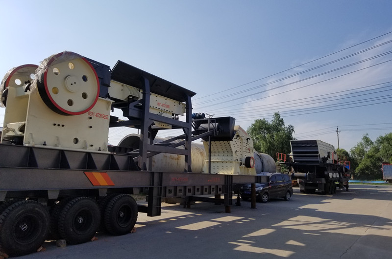 三組合移動(dòng)石頭破碎機(jī)