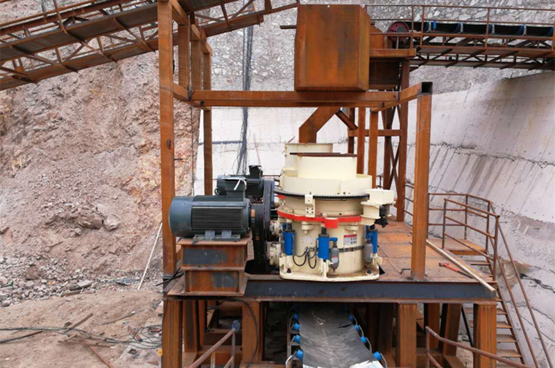 某客戶石料場(chǎng)，液壓圓錐破碎機(jī)現(xiàn)場(chǎng)