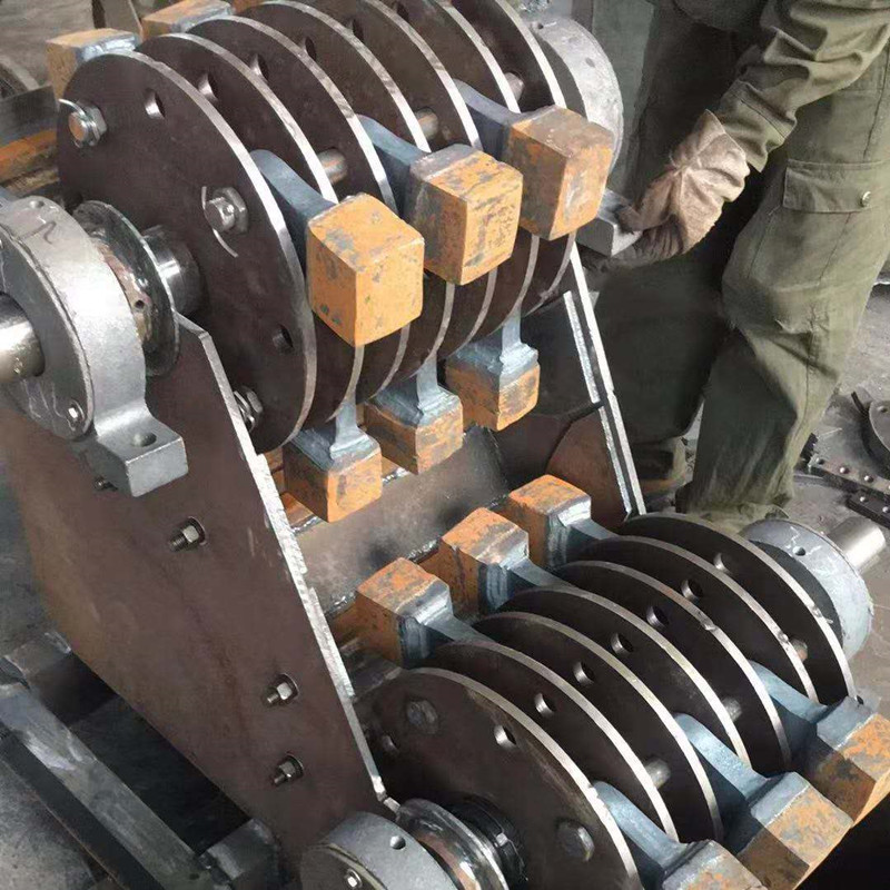 世博雙級(jí)破碎機(jī)細(xì)節(jié)圖，內(nèi)部結(jié)構(gòu)