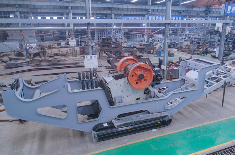 69顎破履帶移動破碎機(jī)半成品，生產(chǎn)車間圖