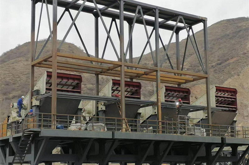 大型礦山礦石振動(dòng)篩現(xiàn)場，多臺(tái)并排生產(chǎn)