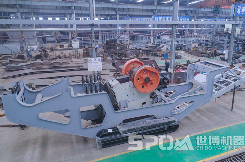 世博履帶式移動(dòng)69破碎石機(jī)生產(chǎn)車間，半成品