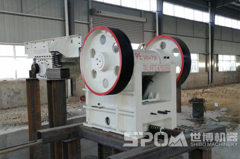 時(shí)產(chǎn)70T顎式粉石頭機(jī)安裝現(xiàn)場(chǎng)