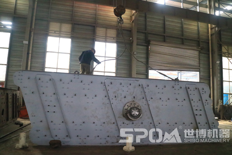 未上油漆的振動(dòng)篩，振動(dòng)篩生產(chǎn)車間圖