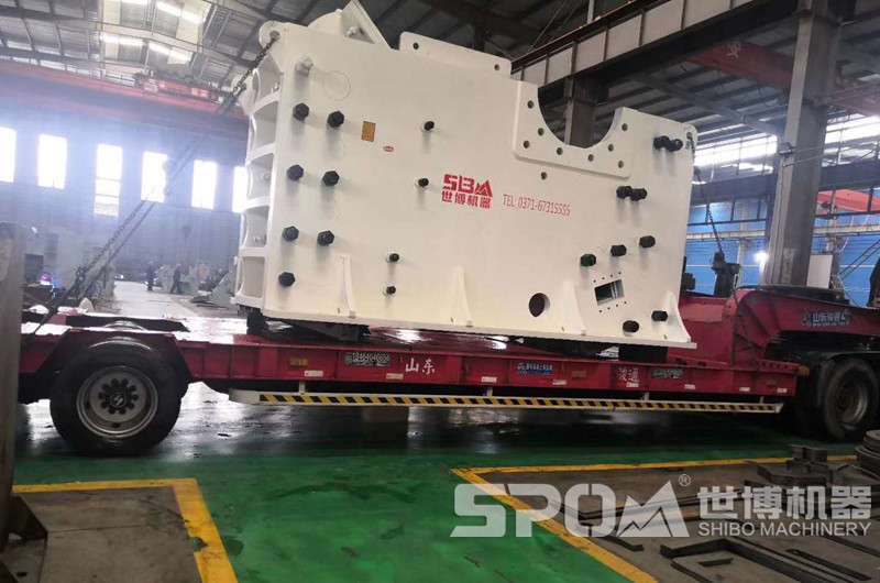 1215破碎機(jī)裝車發(fā)貨