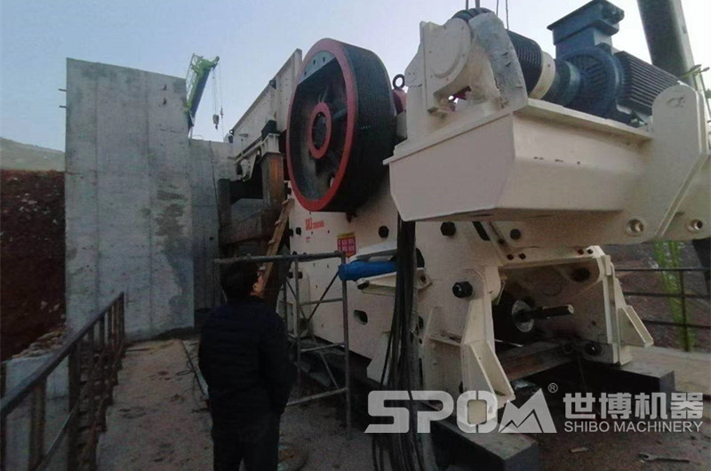 大型顎式石頭破碎機現(xiàn)場圖