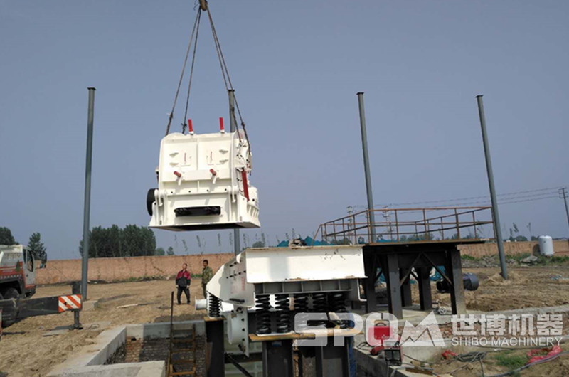 反擊式破碎機吊裝現(xiàn)場