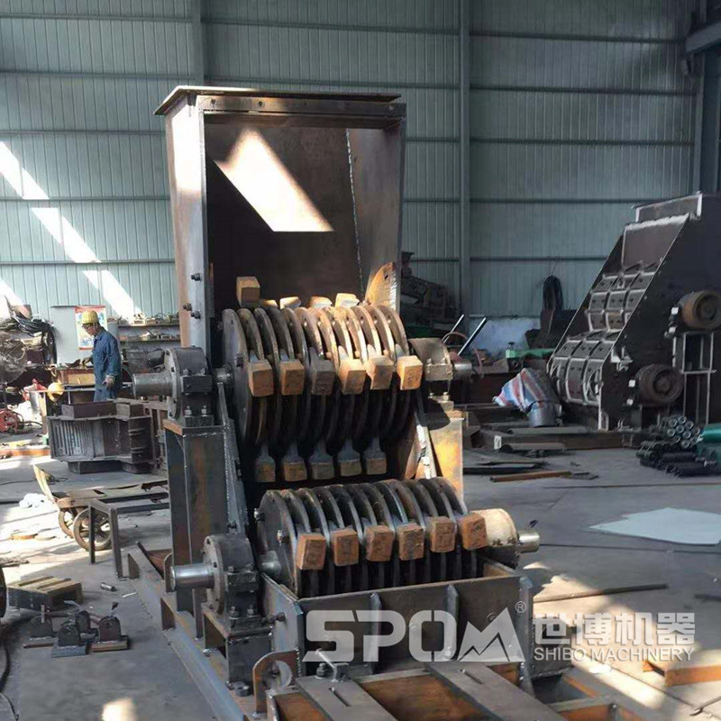 世博雙級破碎機生產(chǎn)車間，雙級破碎機半成品內(nèi)部結(jié)構(gòu)