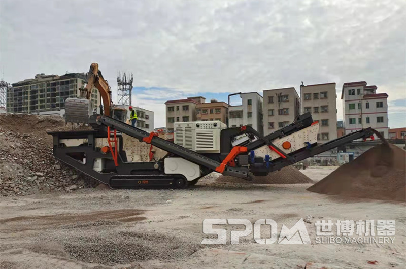 履帶式移動破碎站處理建筑工地垃圾現(xiàn)場圖